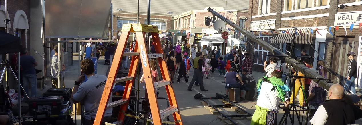 BEHIND THE SCENES CREWS BEHIND THE SCENES CREWS